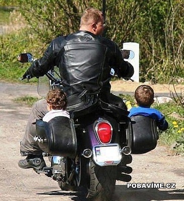 i-takto-lze-vozit-male-deti-na-motorce.jpg